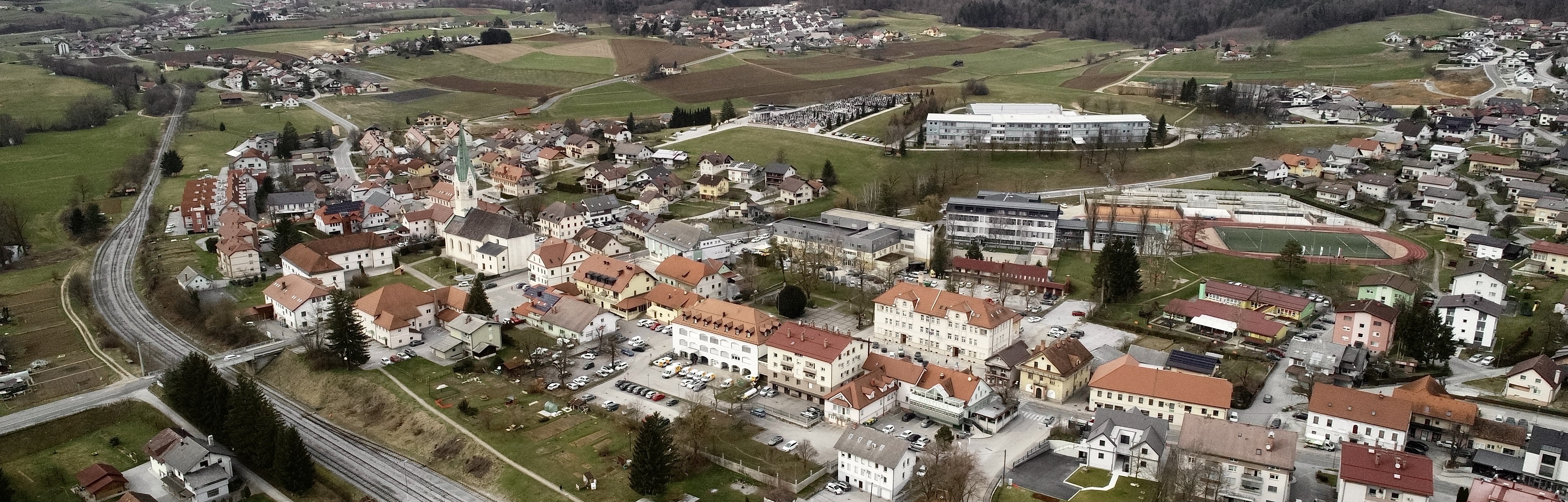 Pogled na središče mesta Trebnje iz zraka - v središču župnijska cekev