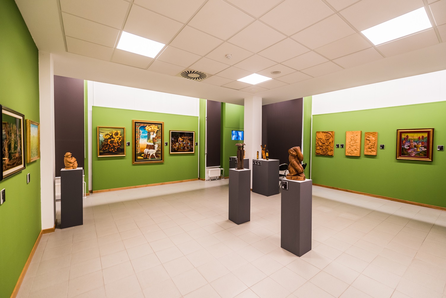 Notranjost Galerije likovnih samorastnikov s kipi in slikarskimi deli